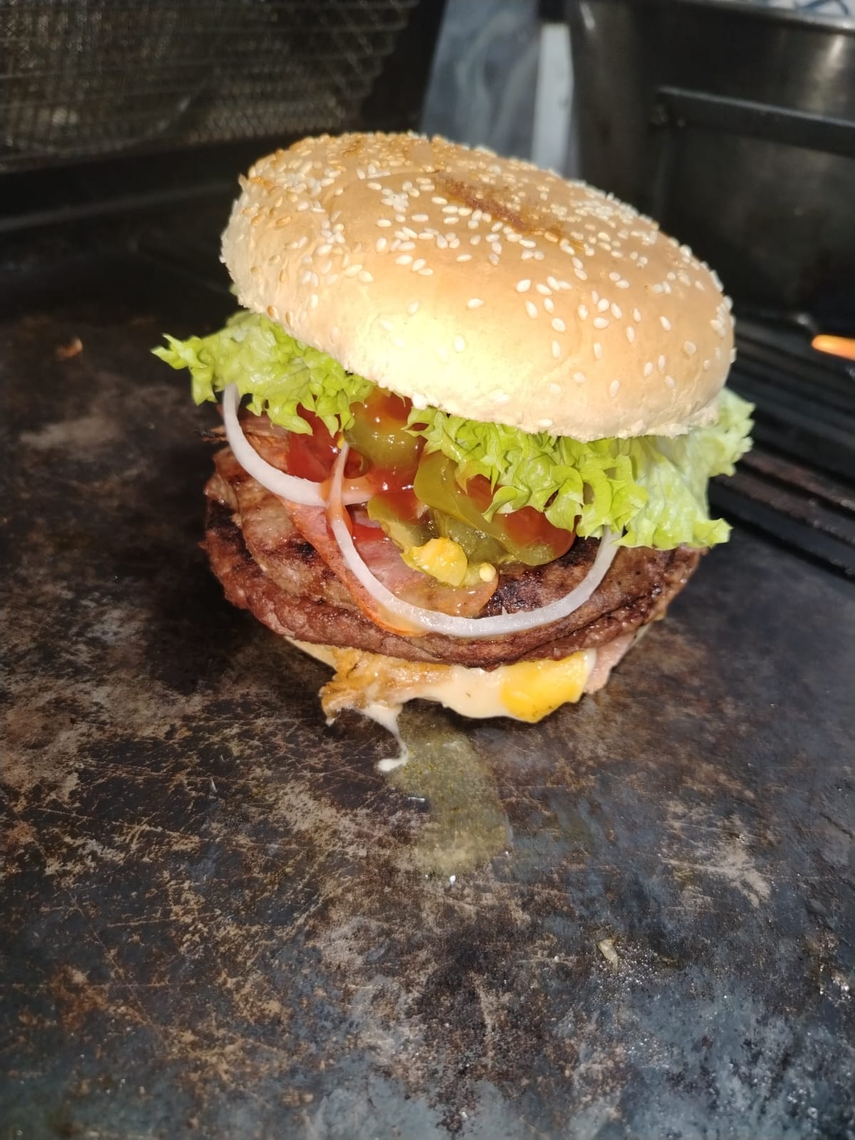 Hamburguesa con queso derretido