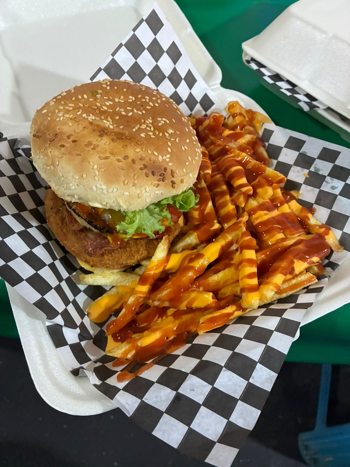 Hamburguesa con papas cargadas